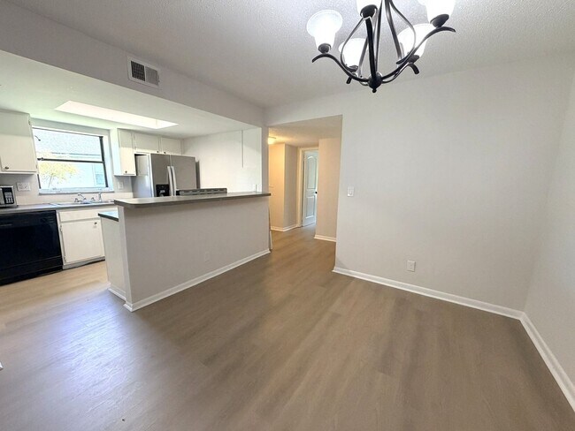 Building Photo - 2 Bedroom / 2 Bathroom Whispering Pines Townhome