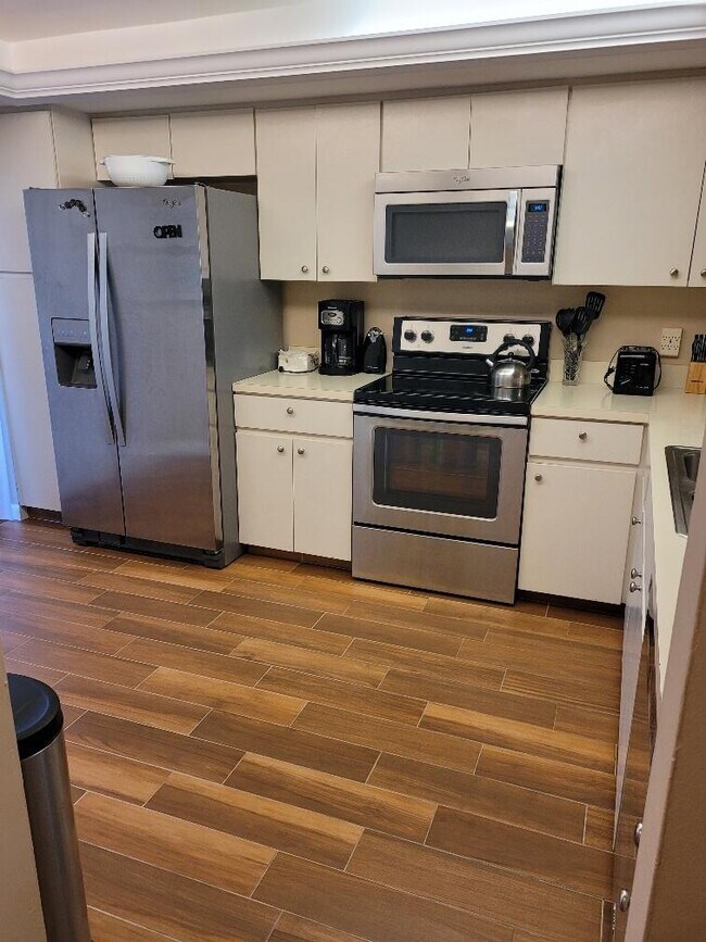 Building Photo - 3200 Twin Lakes Terrace