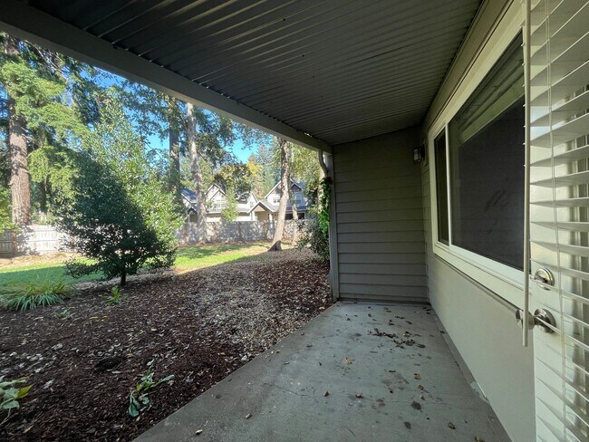 Building Photo - RARE Lake Oswego Bay Community 2Bd/2Ba in ...