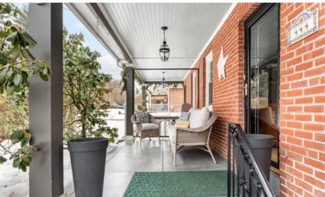 Building Photo - 444 St Davids Ave