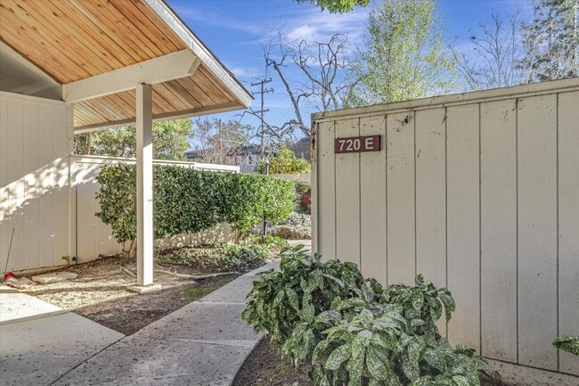 Building Photo - Charming 2 Bed 2 Bath Sunnyvale Condo with Vaulted Ceilings and Patio
