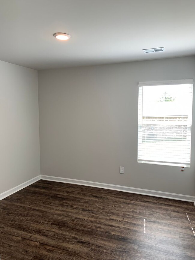 Building Photo - *St Patrick's Day Special!* Three Bedroom ...