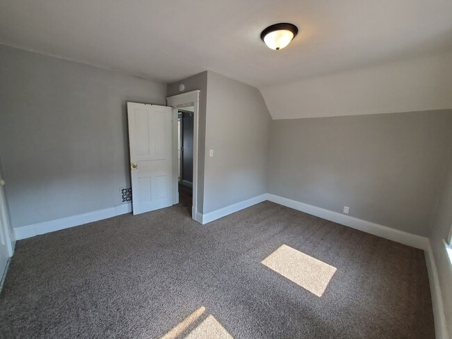 Building Photo - 2 Bedroom, 1 Full Bath, 2 Story home in th...