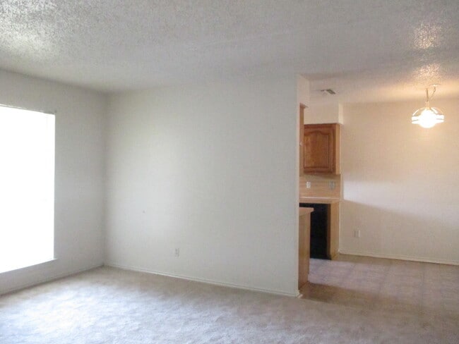 Building Photo - Cozy 3 Bed 2 Bath Duplex Located In Cul-De...