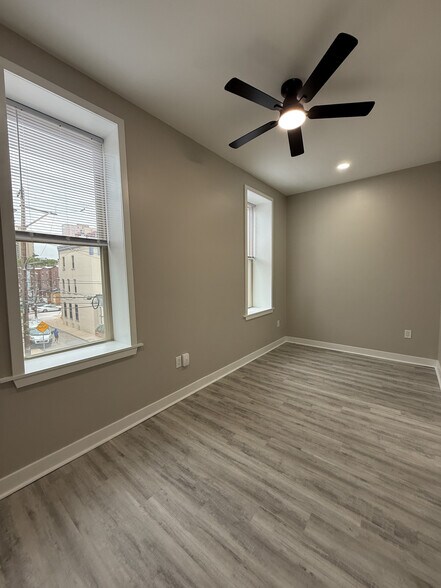 Building Photo - 204 S 41st St
