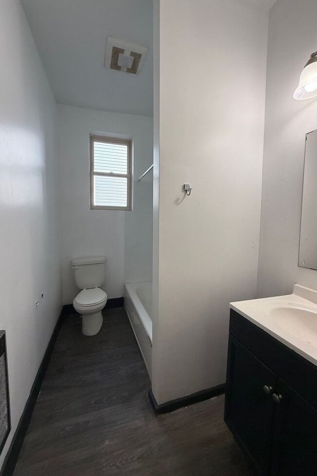 Building Photo - Spacious 2 Bedroom/1 Bath Apartment in Obs...