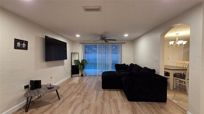 Building Photo - 7340 Brentwood Dr