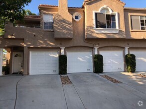 Building Photo - 2 Bed, 2 Bath Townhome in Belsera with att...