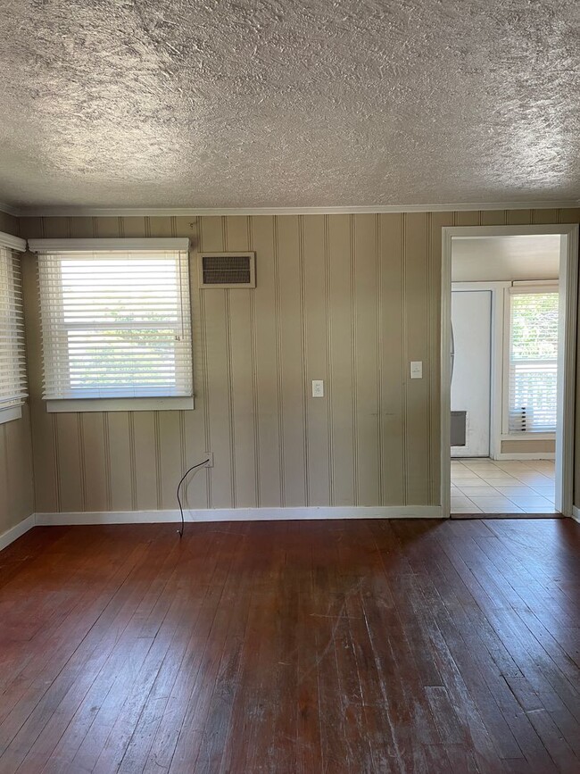 Building Photo - Cute & updated 1 bedroom 1 bathroom Fresno...