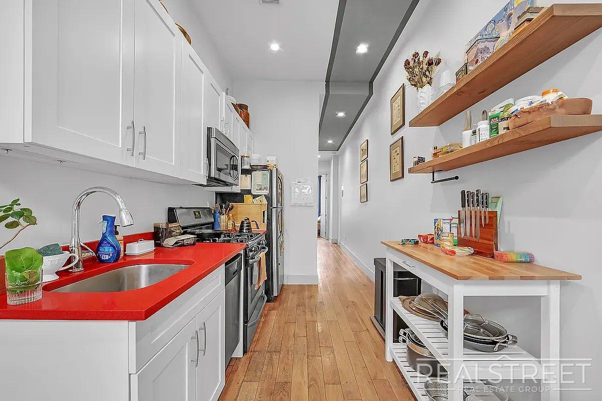 Building Photo - Beautiful 3 bed / 1 bath apartment in Bushwick, prime location!