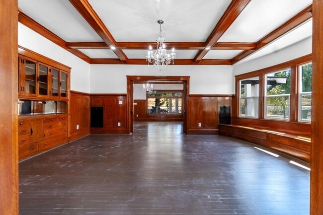 Building Photo - 1019 N Main St