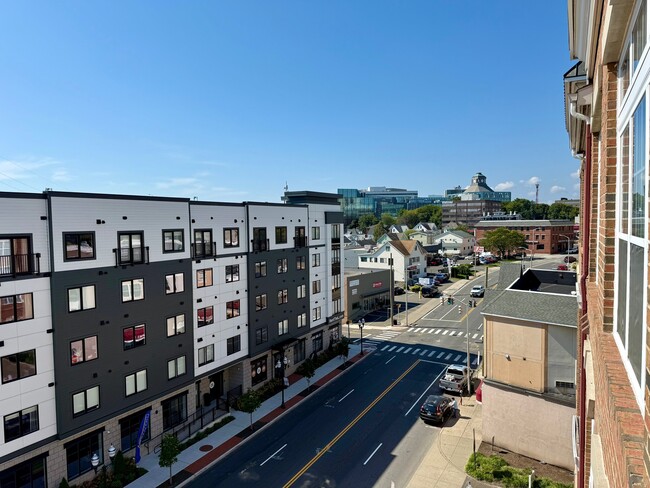 Building Photo - 850 E Main St