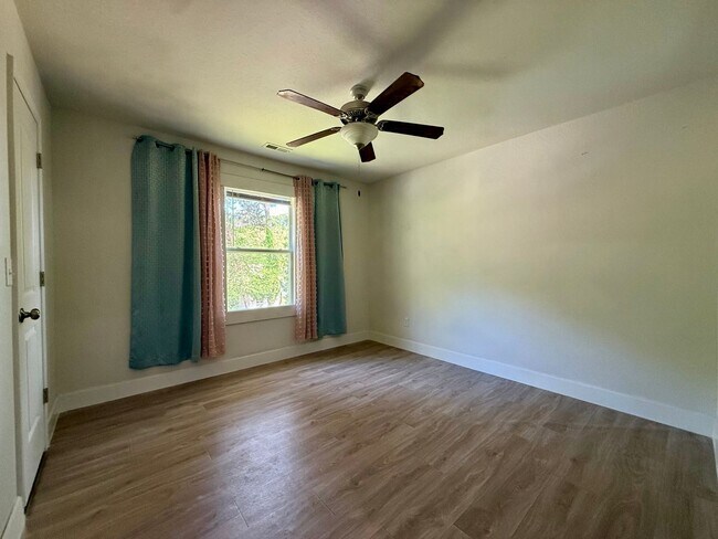 Building Photo - Newer-build Norfolk Home on Corner Lot