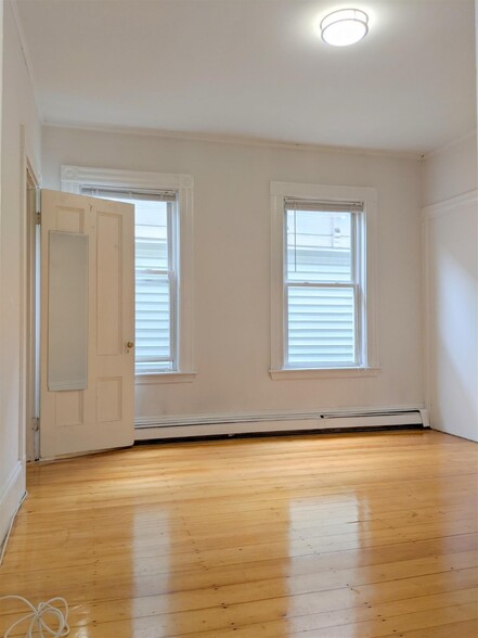 Building Photo - 393 Washington St