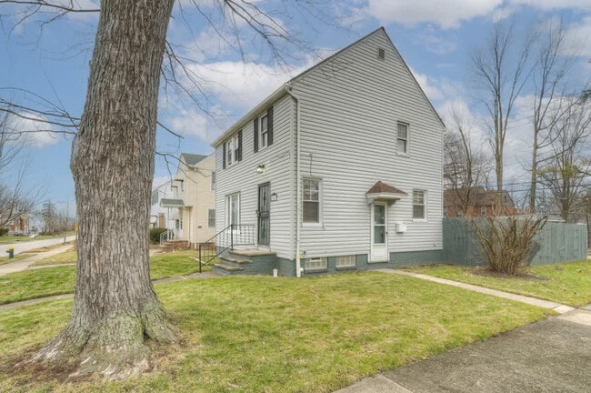 Building Photo - 3855 Grosvenor Rd