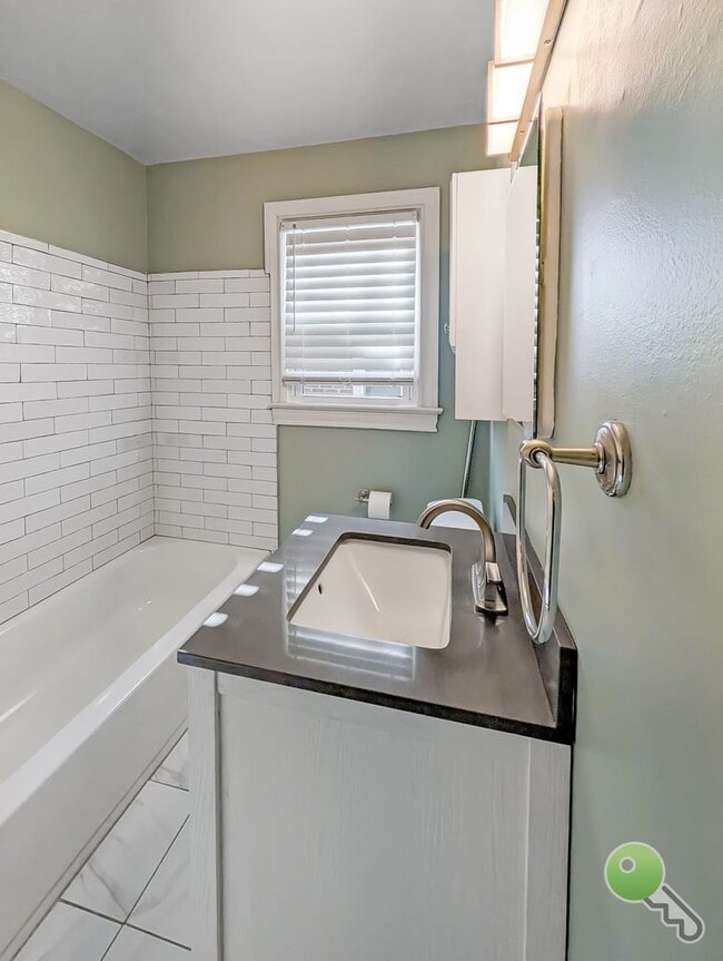 Building Photo - Charming Updated 2BR Home Near Downtown Greenville