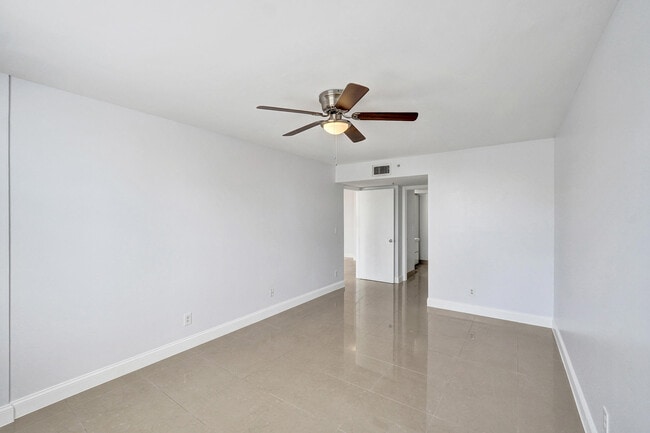 Building Photo - 1450 SE 3rd Ave