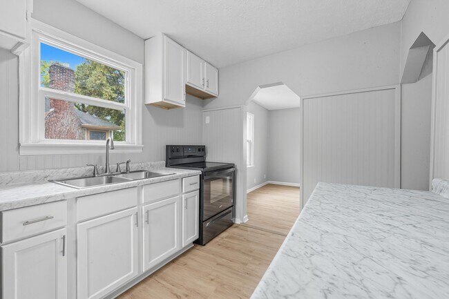 Building Photo - Charming 2-Bedroom Home – Recently Remodeled in Indianapolis Available NOW!