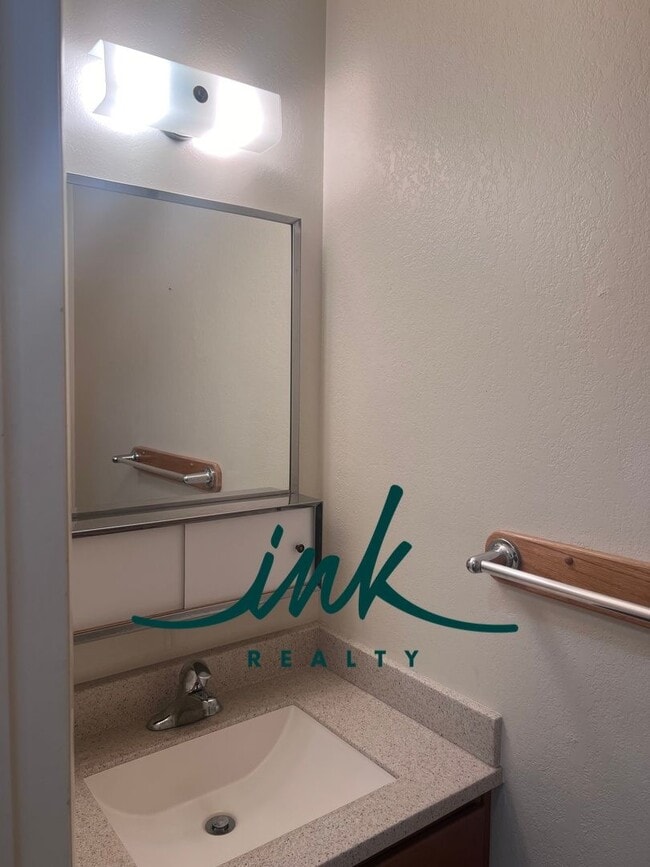 Building Photo - Lovely Gardnerville Townhome