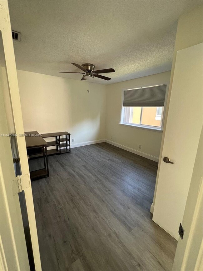 Building Photo - 11383 Lakeview Dr