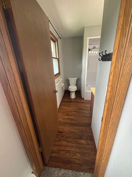 Full bath - 700 E College Ave