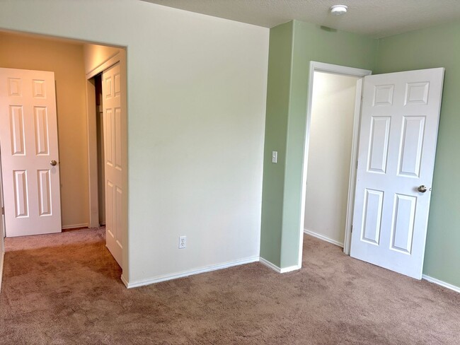 Building Photo - Central Gresham, Spacious 3 Bedroom, 2.5 B...