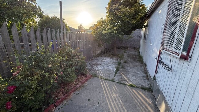 Building Photo - EPIC REA: Charming 2 Bed/ 1 Bath Home in Oakland’s Foothill Neighboorhood