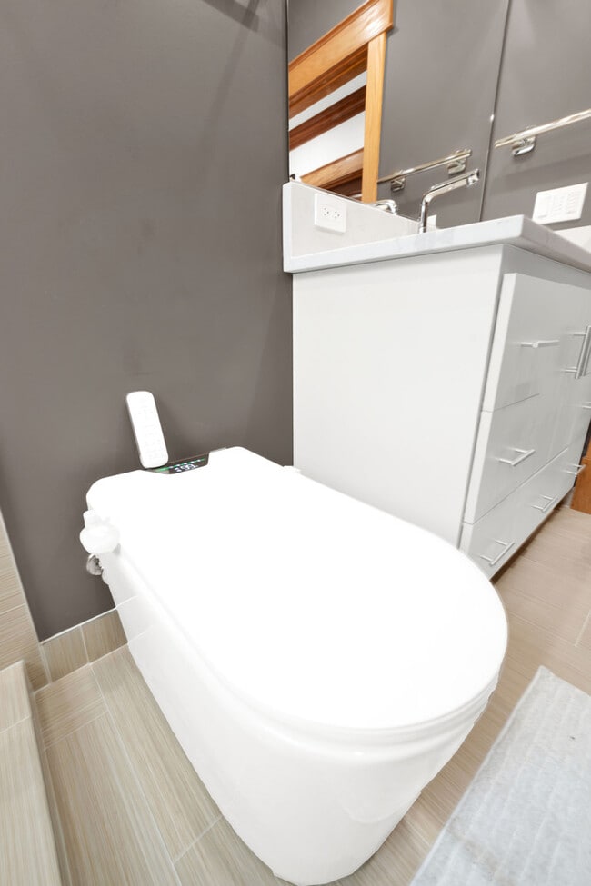 Building Photo - 1226 S 60th Ct