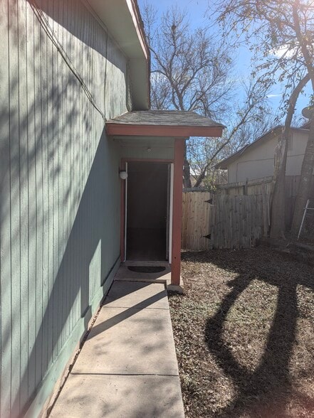 Building Photo - 1322 Bayou Dr