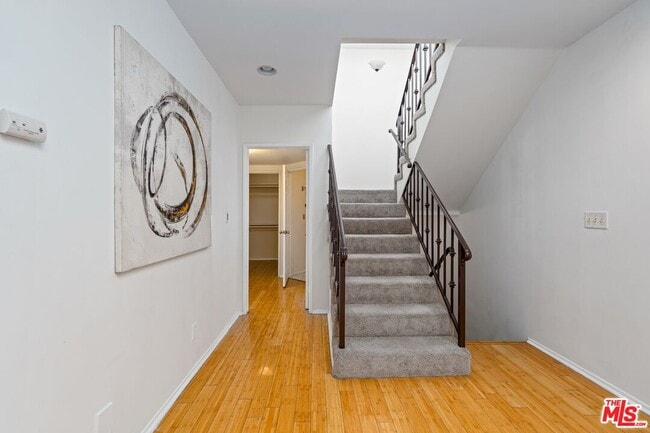 Building Photo - 102 N Sweetzer Ave