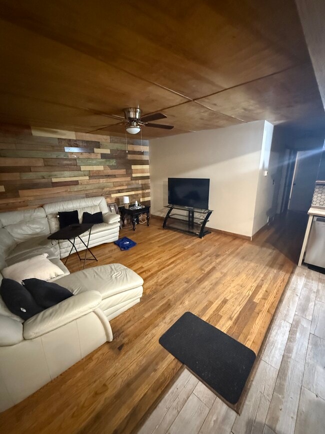 Building Photo - 316 Holiday Dr