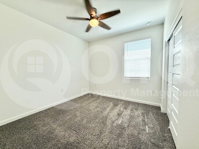 Building Photo - 3246 W Sable Ave