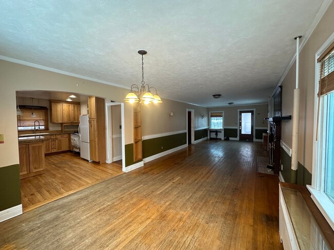 Building Photo - 5 Bed 3 Bath Home-Heat Included/Pets Allowed