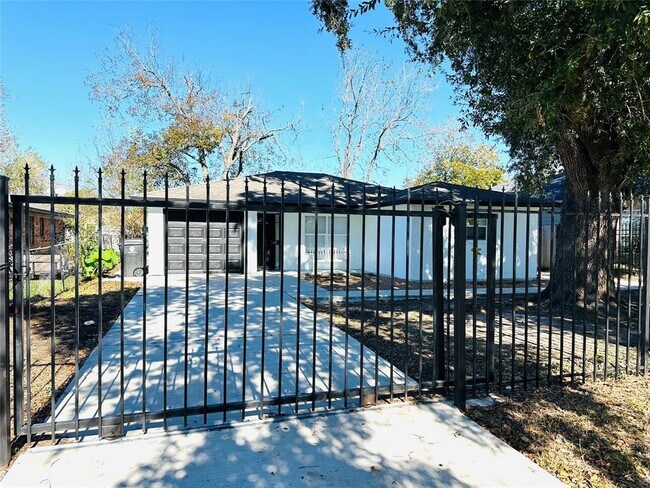 Primary Photo - 3605 Barberry Dr