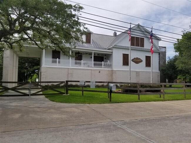 Building Photo - 502 Birdsong Dr