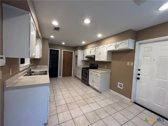 Building Photo - 826 Timber Dr