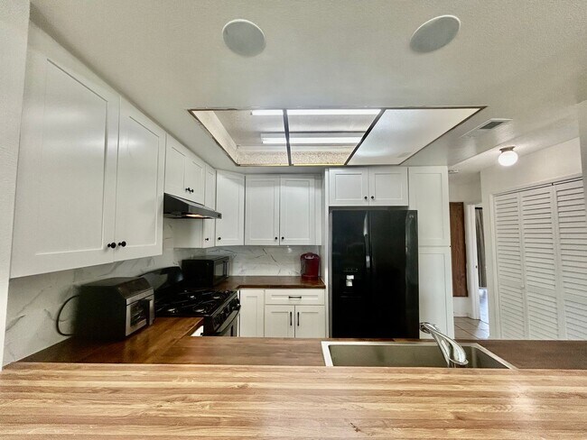 Building Photo - $3,995! Excellent 3-Bedroom Condo! 90716!