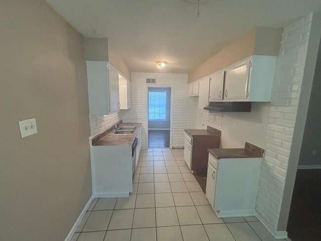 Building Photo - 5083 Applewood Dr