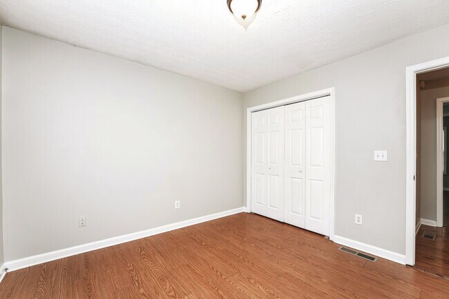 Building Photo - 335 Shadowbrooke Cir SW