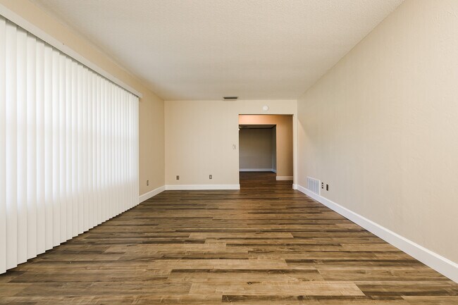 Building Photo - 1523 Poplar Dr
