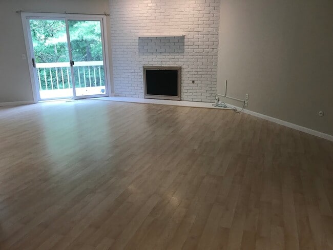 Building Photo - Solon 4 Bedroom Rental