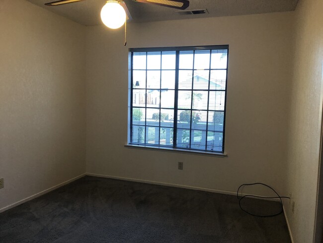 Building Photo - 1635 E Eastbrook Ave