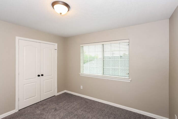 Building Photo - 1813 Manor Ridge Way