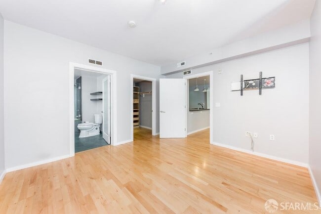 Building Photo - 69 Clementina St