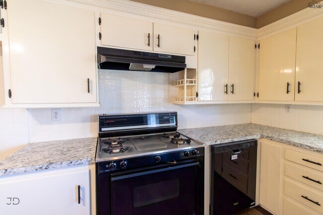 Building Photo - 501 W Texas Ave