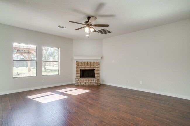 Building Photo - Spacious 4 Bed- 2.5 Bath Rental in the Des...