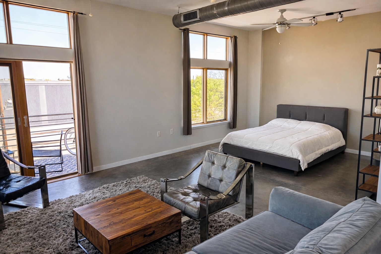 Building Photo - 2124 E 6th St