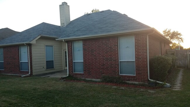 Building Photo - 1606 Jennifer Dr