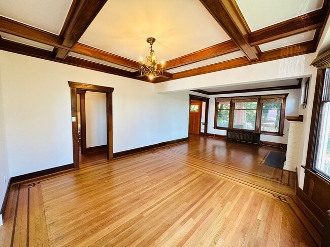 Building Photo - Beacon Hill - "Pretty in Pink" 2 Bedroom /...