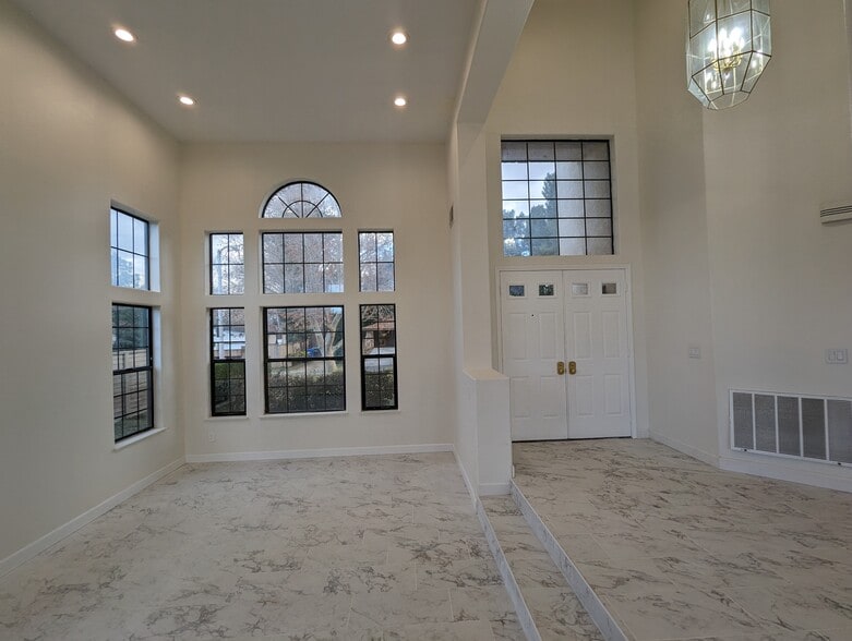 Building Photo - 42057 Parkmont Dr